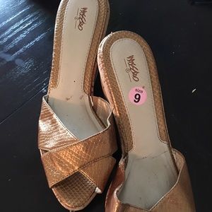 VGUC Women’s gold slip on wedges